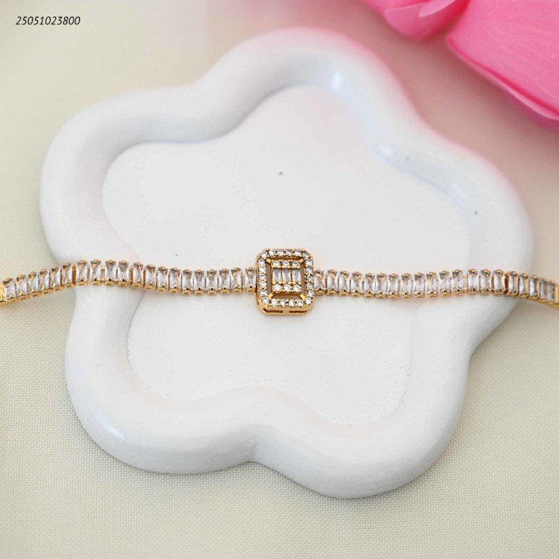 سوار تنس مع زركون بالوسط شكل مربع مع اطار زركون أصغر لون ذهبي