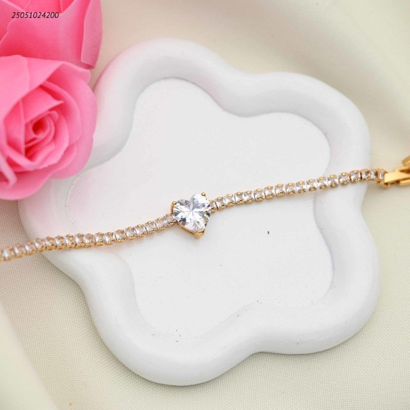 سوار تنس مع زركون قلب بالمنتصف لون ذهبي