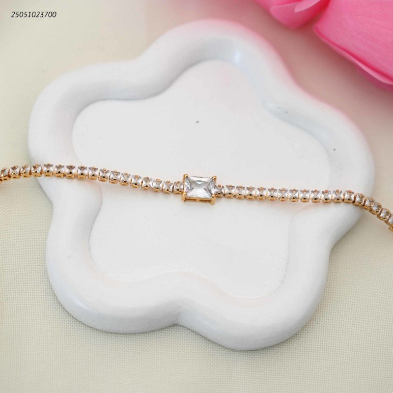 سوار تنس مع زركونة بالوسط مستطيلة لون ذهبي