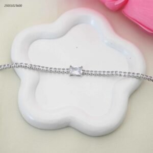 سوار تنس مع زركونة بالوسط مستطيلة لون فضي