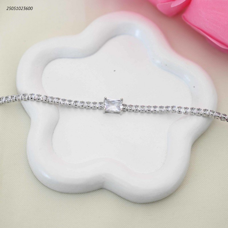 سوار تنس مع زركونة بالوسط مستطيلة لون فضي