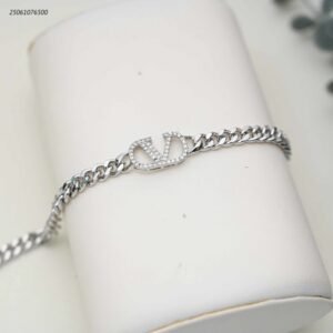 سوار جنزير شكل ماركة لون فضي