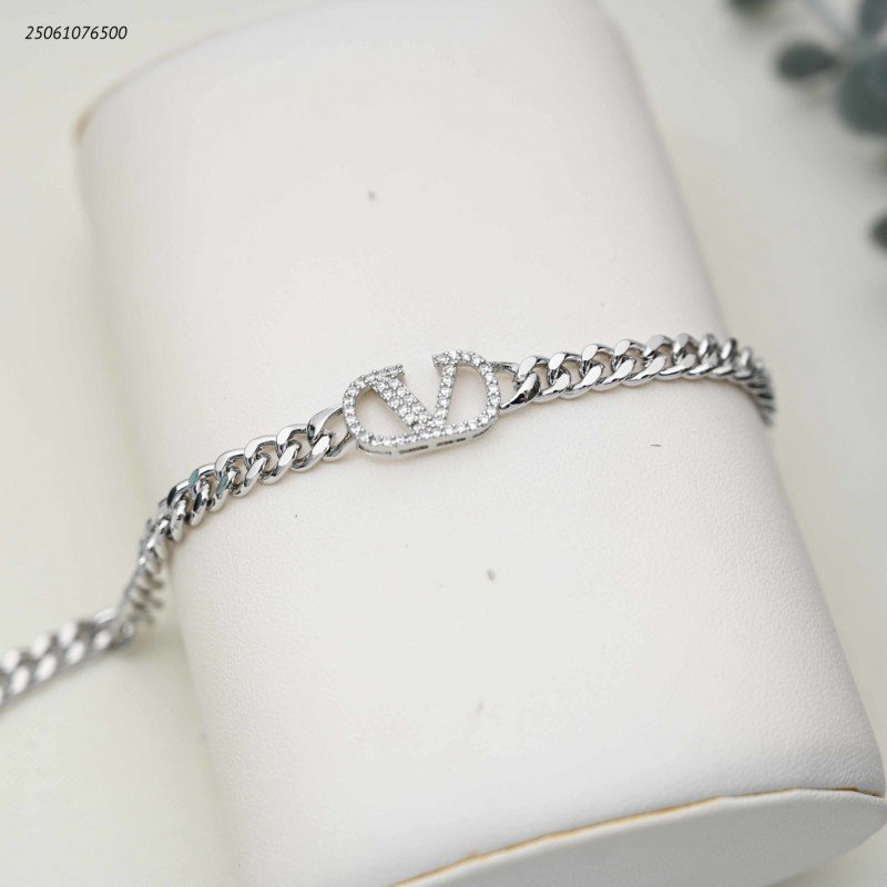 سوار جنزير شكل ماركة لون فضي