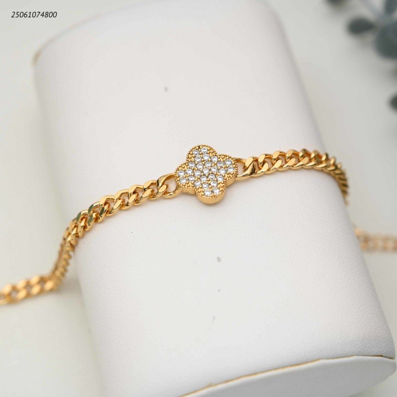 سوار جنزير مع وردة رباعية بزركون لون ذهبي