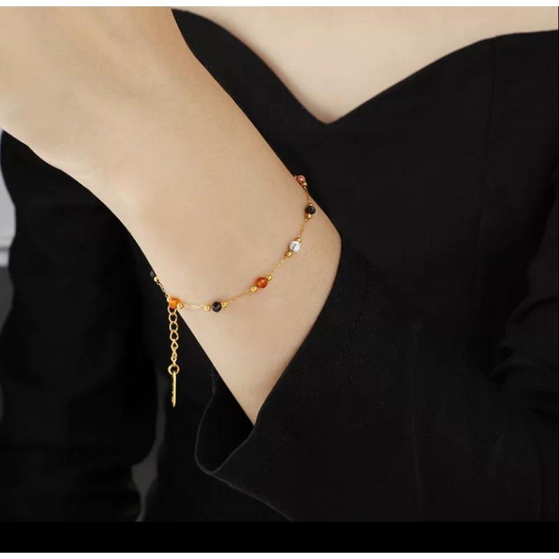 سوار ذهبي بتصميم خرز ملون