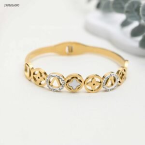 سوار ذهبي عريض مزين بخمسة أشكال متصلة لون ذهبي