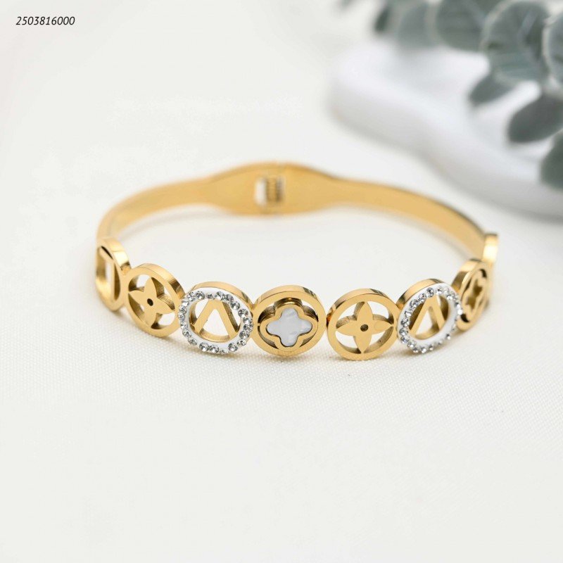 سوار ذهبي عريض مزين بخمسة أشكال متصلة لون ذهبي