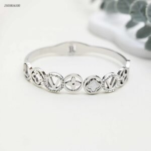 سوار ذهبي عريض مزين بخمسة أشكال متصلة لون فضي