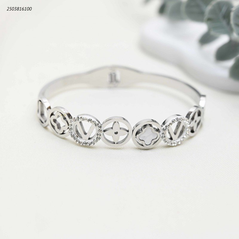 سوار ذهبي عريض مزين بخمسة أشكال متصلة لون فضي