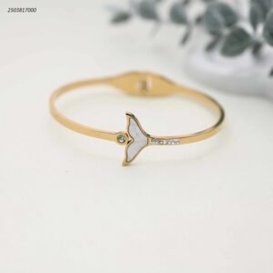 سوار ذهبي مفتوح مزين بذيل حوت لون ذهبي