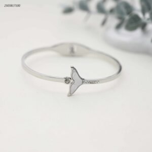 سوار ذهبي مفتوح مزين بذيل حوت لون فضي