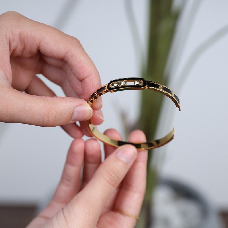 سوار ذهبي وأسود