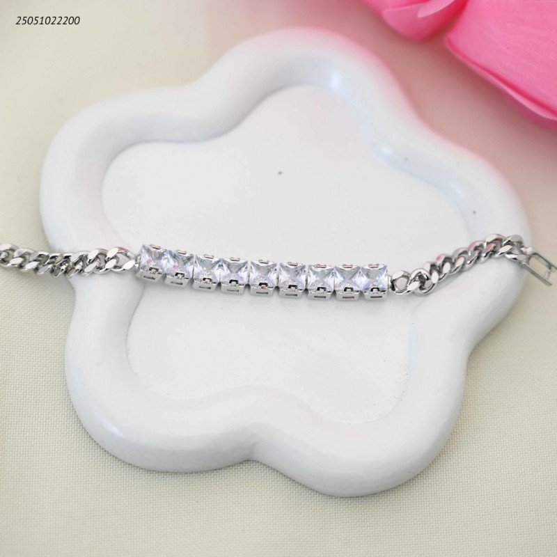 سوار زركون شكل مربع متتالي لون فضي