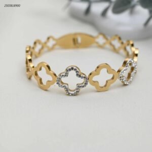 سوار عريض بتصميم أوراق برسيم متصلة لون ذهبي