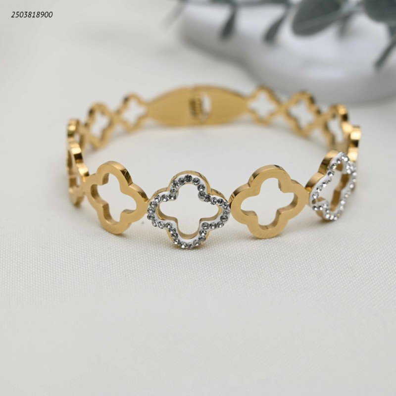 سوار عريض بتصميم أوراق برسيم متصلة لون ذهبي