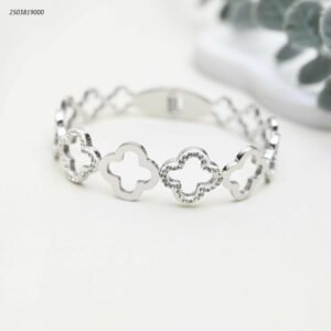 سوار عريض بتصميم أوراق برسيم متصلة لون فضي