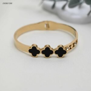 سوار عريض مزين بثلاثة أوراق برسيم لون ذهب و اسود