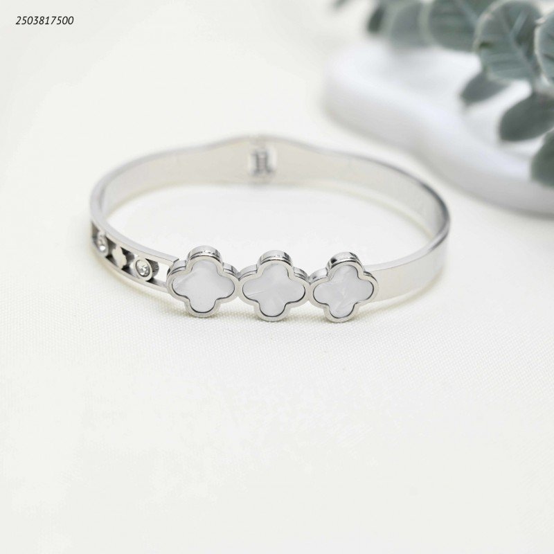 سوار عريض مزين بثلاثة أوراق برسيم لون فضي وابيض