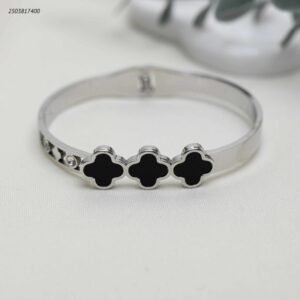 سوار عريض مزين بثلاثة أوراق برسيم لون فضي واسود