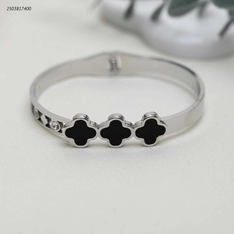 سوار عريض مزين بثلاثة أوراق برسيم لون فضي واسود