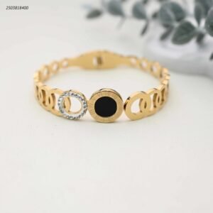 سوار عريض مزين بثلاثة حلقات لون ذهبي