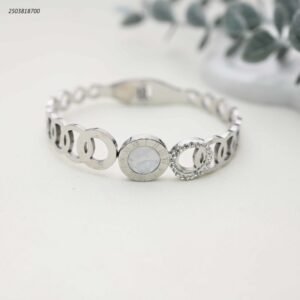 سوار عريض مزين بثلاثة حلقات لون فضي وابيض