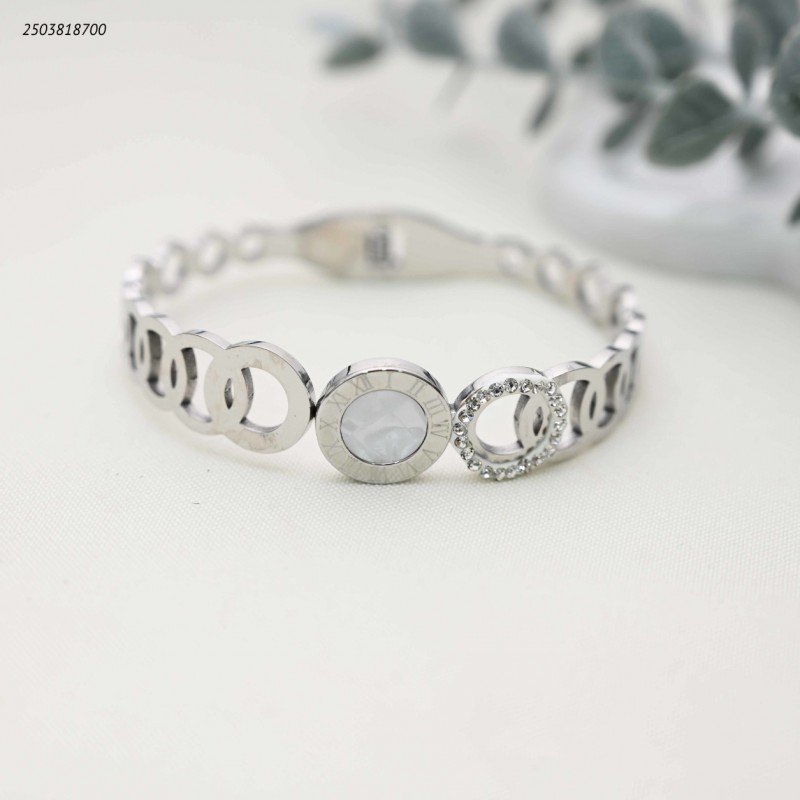 سوار عريض مزين بثلاثة حلقات لون فضي وابيض