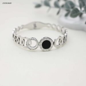 سوار عريض مزين بثلاثة حلقات لون فضي واسود