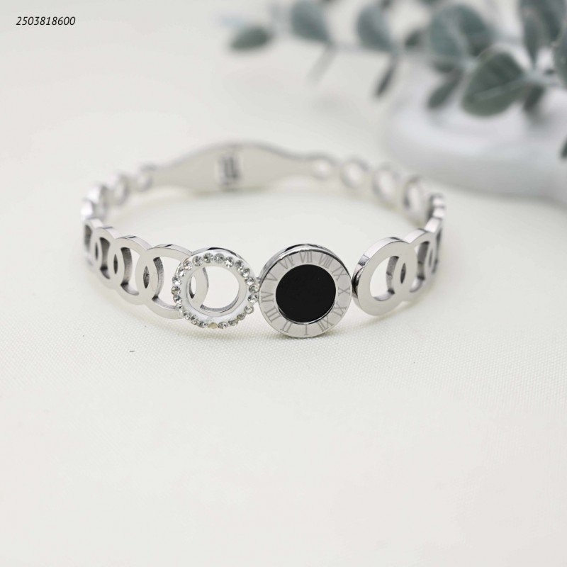 سوار عريض مزين بثلاثة حلقات لون فضي واسود