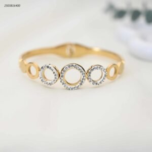 سوار عريض مزين بحلقات لون ذهبي