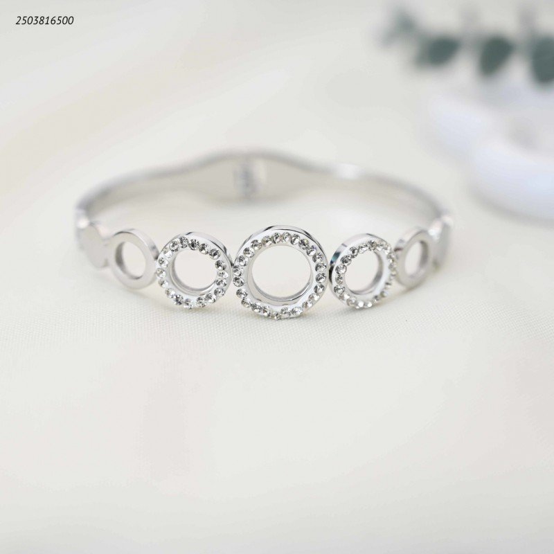 سوار عريض مزين بحلقات لون فضي