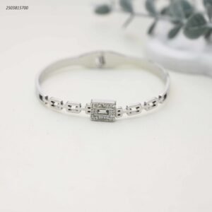 سوار عريض مزين بشكل سلسلة من الحلقات المستطيلة لون فضي