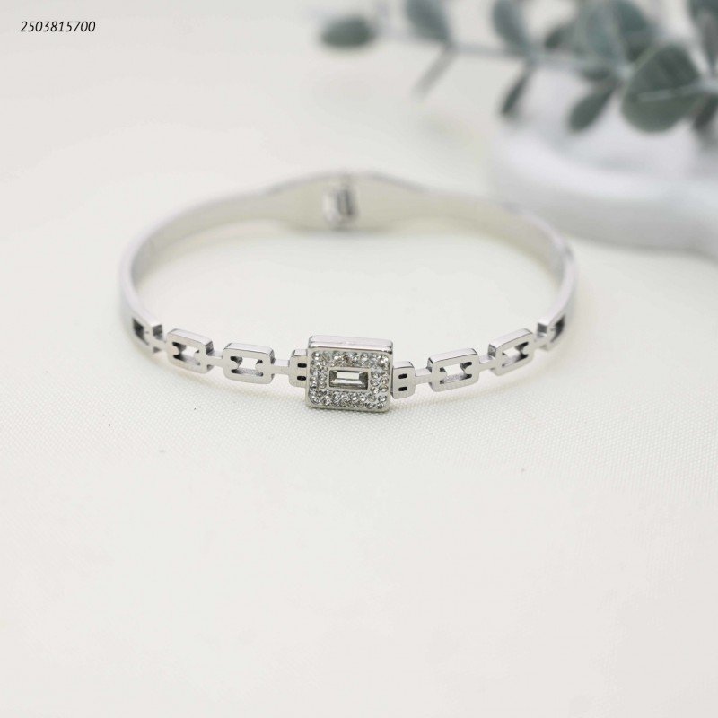 سوار عريض مزين بشكل سلسلة من الحلقات المستطيلة لون فضي