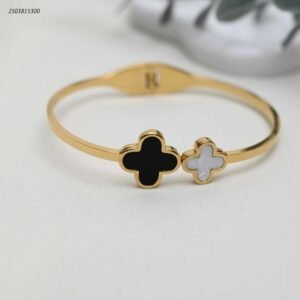 سوار عريض مزين بورقتي برسيم لون ذهبي