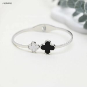 سوار عريض مزين بورقتي برسيم لون فضي