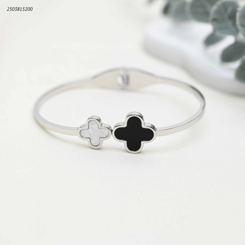 سوار عريض مزين بورقتي برسيم لون فضي