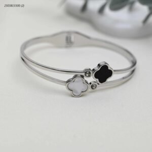 سوار عريض مزين بورقتي برسيم لون فضي