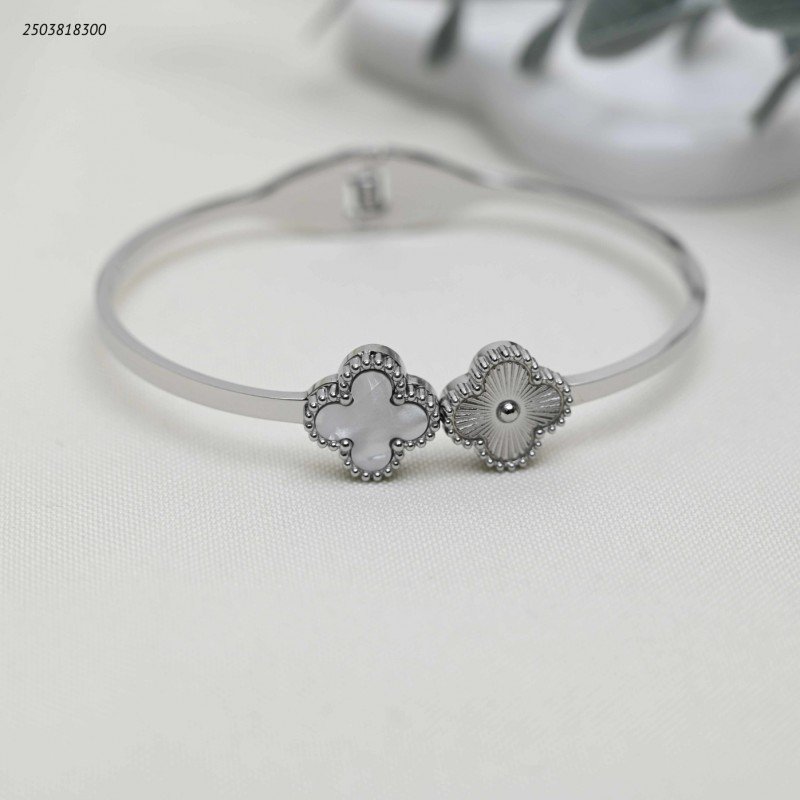 سوار عريض مزين بورقتي برسيم لون فضي وابيض