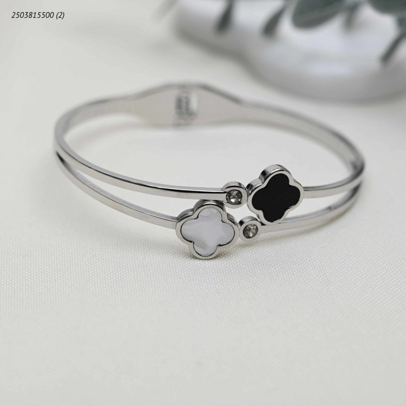 سوار عريض مزين بورقتي برسيم لون فضي