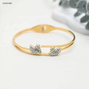 سوار عريض مفتوح مزين ببجعتين لون ذهبي