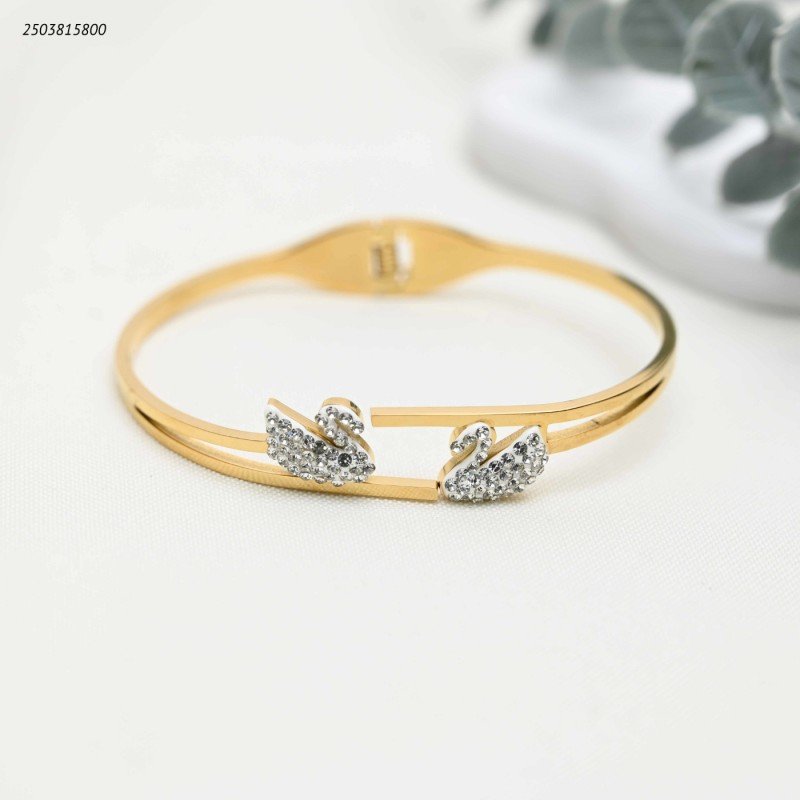 سوار عريض مفتوح مزين ببجعتين لون ذهبي