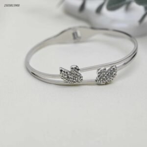 سوار عريض مفتوح مزين ببجعتين لون فضي