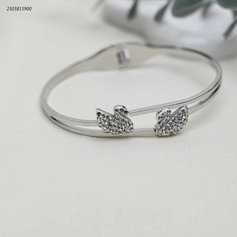 سوار عريض مفتوح مزين ببجعتين لون فضي