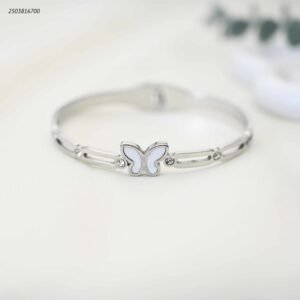 سوار عريض مفتوح مزين بفراشة لون فضي