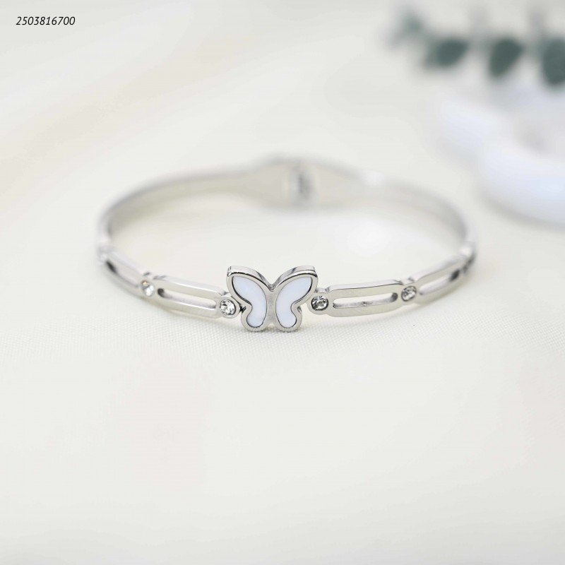 سوار عريض مفتوح مزين بفراشة لون فضي