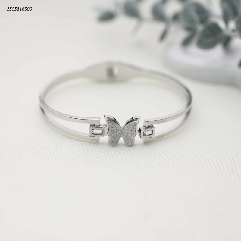 سوار عريض مفتوح مزين بفراشة و زركون لون فضي