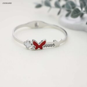 سوار عريض مفتوح مزين بفراشتين لون فضي