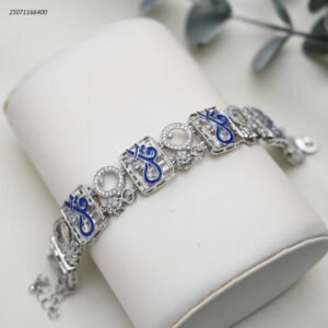 سوار عريضة عبارة عن قطع مربعة متشابكة مع زركون و كتابة بخط كحلي كلمة قل لون فضي