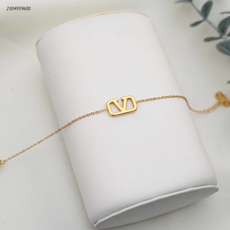 سوار على شكل حرف V لون ذهبي