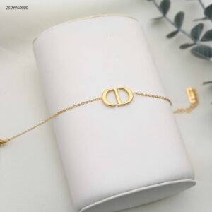 سوار على شكل حرفي C و D متداخلين لون ذهبي